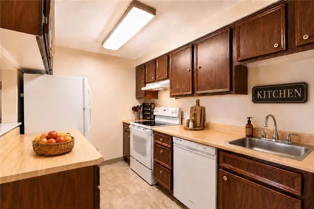 951 Woodhollow Dr gallery image 15