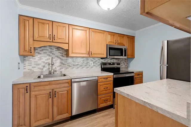 976 Wood Hollow gallery image 2