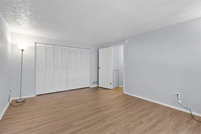 976 Wood Hollow gallery image 3