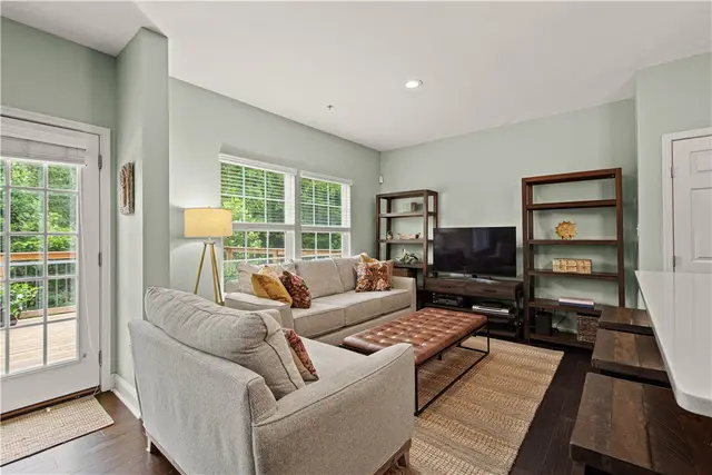 98 Kensington Dr gallery image 4