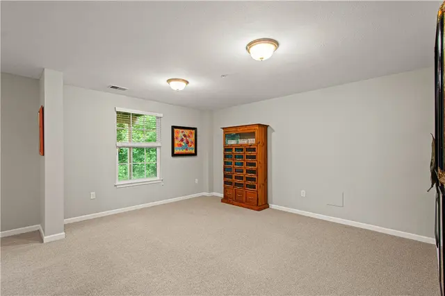 98 Kensington Dr gallery image 6