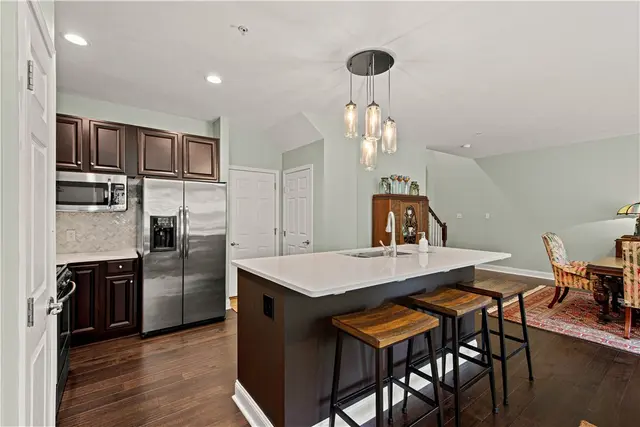 98 Kensington Dr gallery image 7