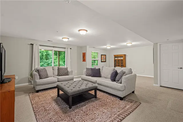 98 Kensington Dr gallery image 8