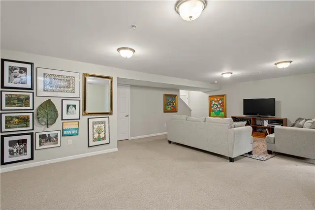 98 Kensington Dr gallery image 11