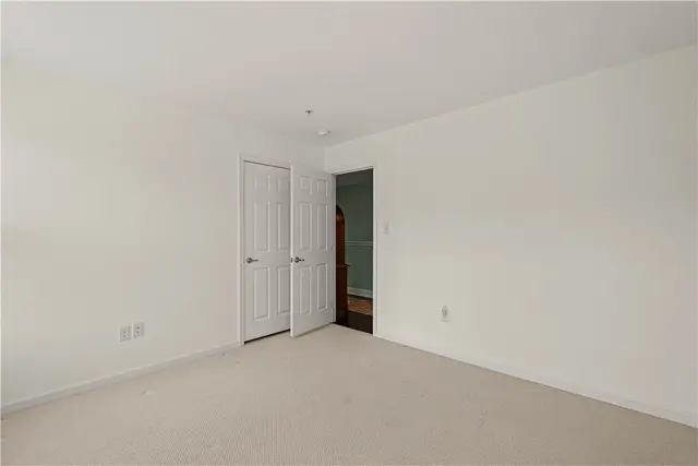 98 Kensington Dr gallery image 12