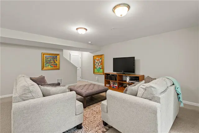 98 Kensington Dr gallery image 13