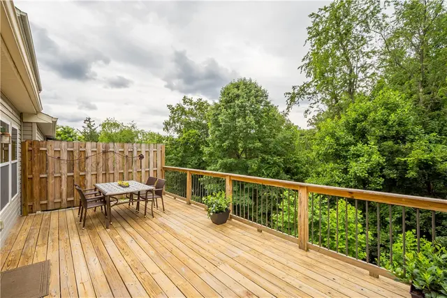 98 Kensington Dr gallery image 15