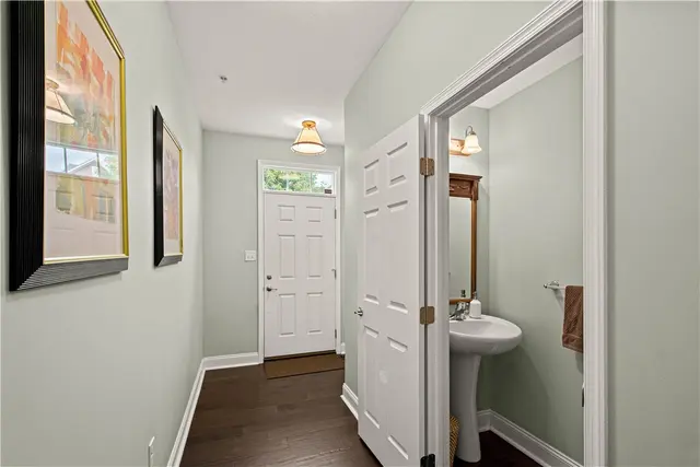 98 Kensington Dr gallery image 17