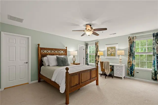 98 Kensington Dr gallery image 18