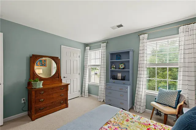 98 Kensington Dr gallery image 19