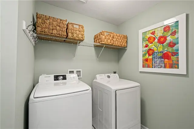 98 Kensington Dr gallery image 25