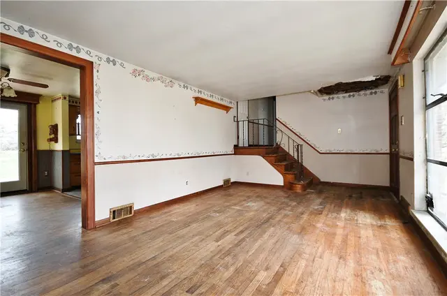 98 Reel Ave gallery image 3