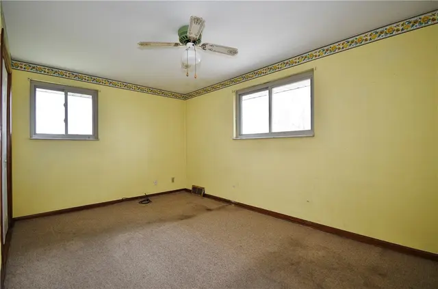 98 Reel Ave gallery image 18