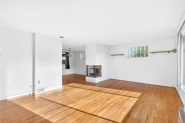 9885 Neuhart Blvd gallery image 8