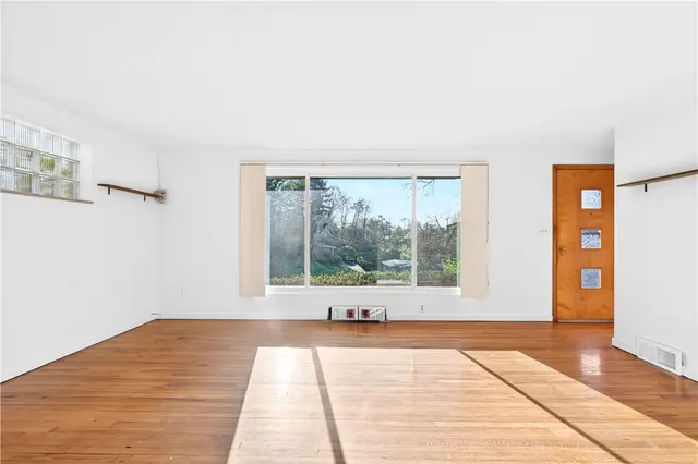 9885 Neuhart Blvd gallery image 11
