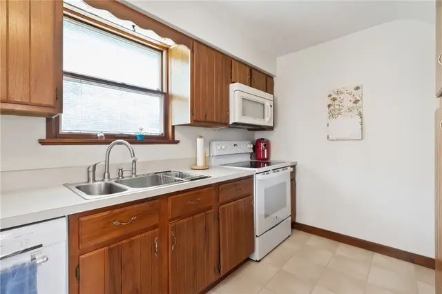992 Willow Dr gallery image 3